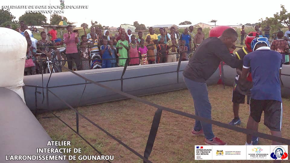 Activités interactives menées sur l'esplanade du bureau d'arrondissement de Gounarou